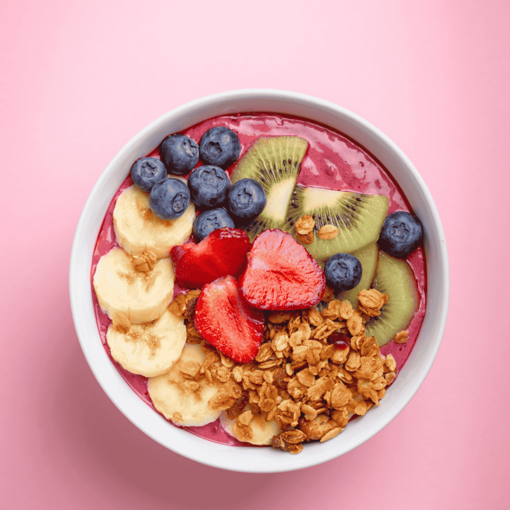 Leckere Frühstück Bowle vegan und zuckerfrei mit Kiwi, Bananen, Erdbeeren, Blaubeereb und Granola Chrunch