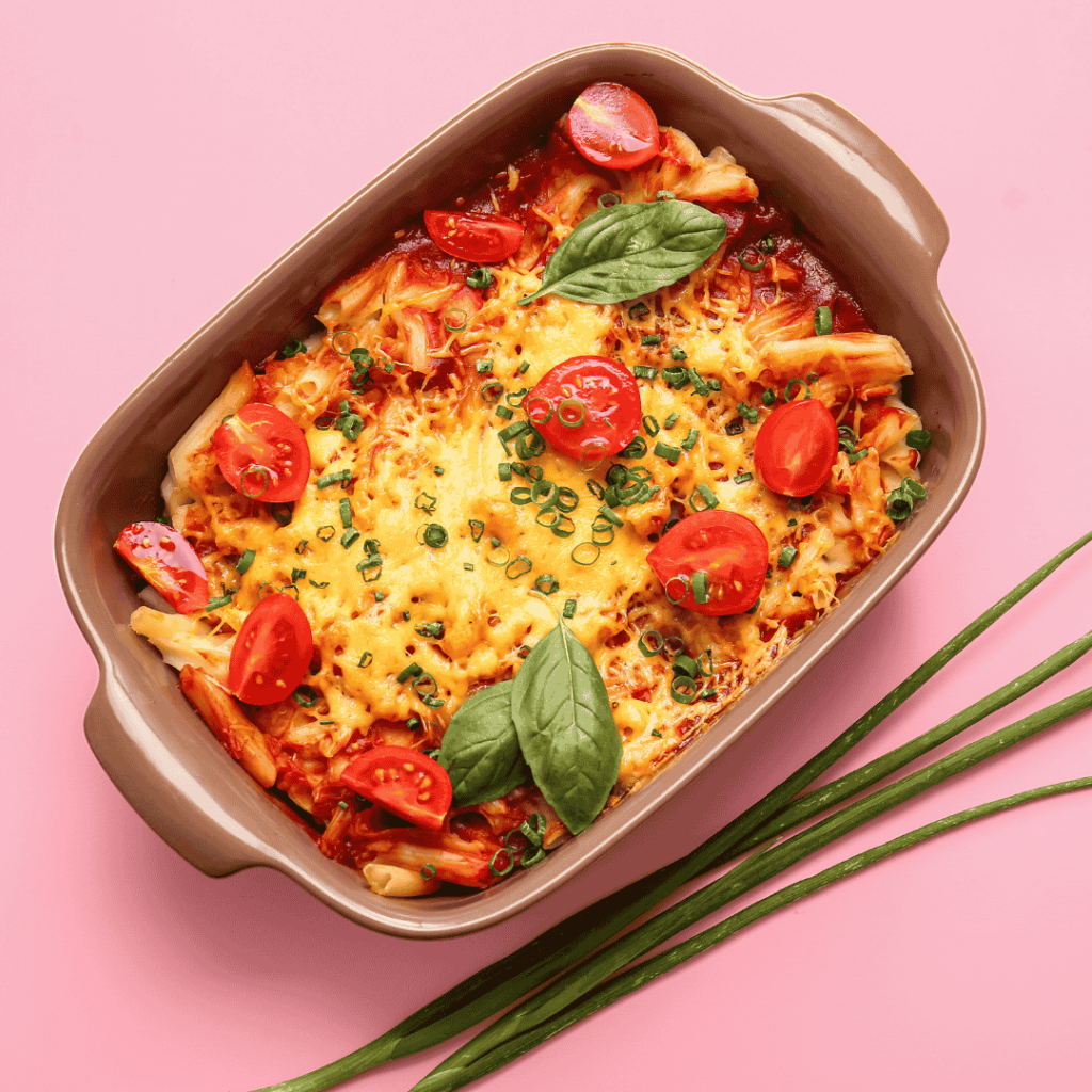 Lasagne vegan, glutenfrei, zuckerfrei und antientzündlich mit Cherry Tomaten, veganem Käse und Basilikum.