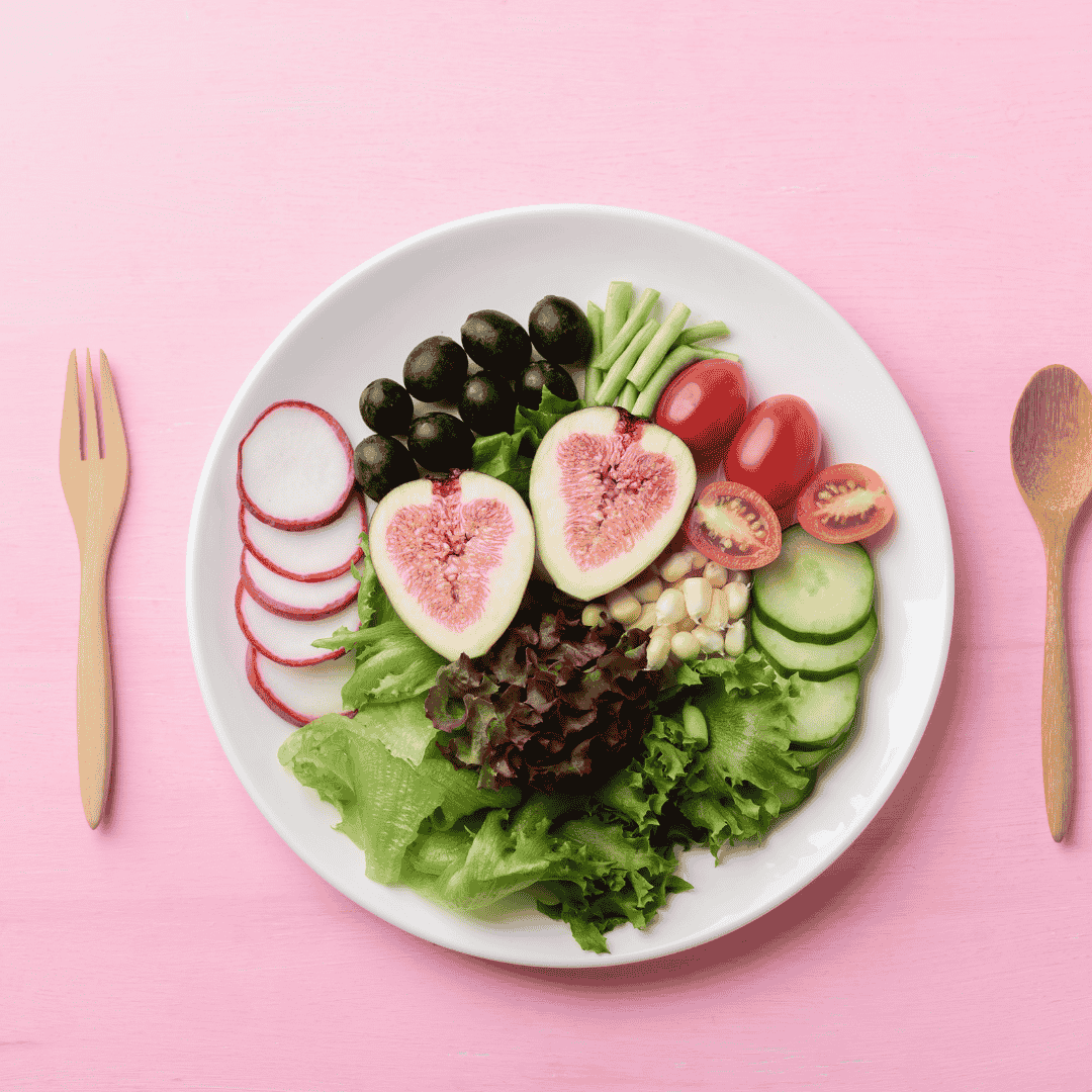 antientzündlicher veganer und zuckerfreier salat mit grünem Salat, Tomaten, Blaubeeren, Mais, Oliven und Radieschen