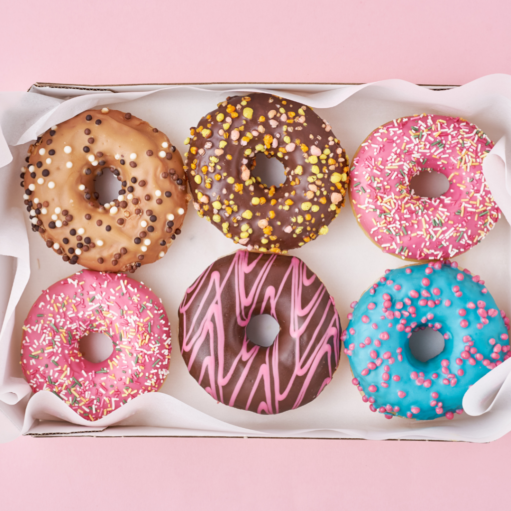 Bunte Donuts mit Zuckerglasur. 