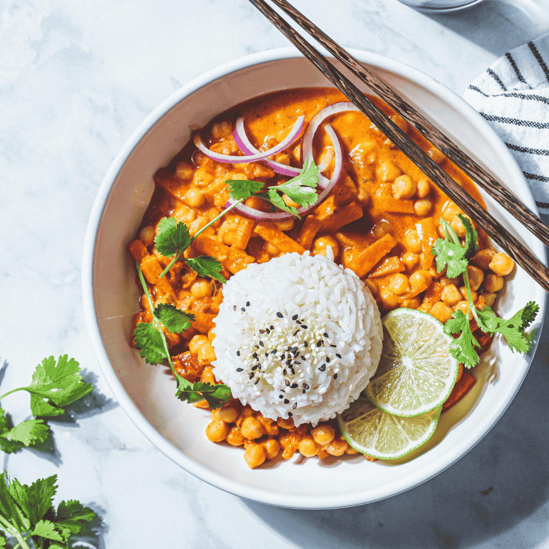 vegane, zuckerfreie Curry Bowle mit Reis, Kichererbsen, zwiebeln, Petersilie und Süsskartoffeln