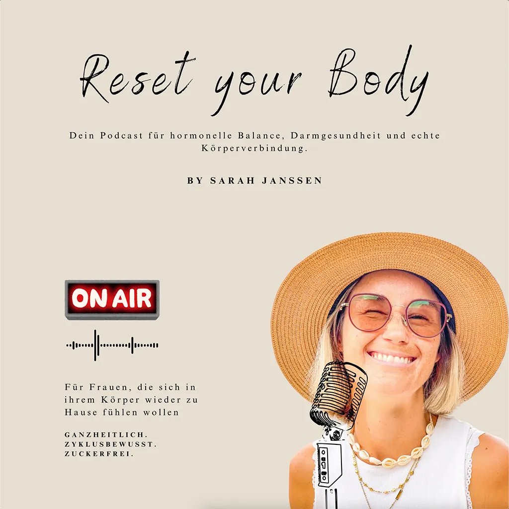 Sarah Janssen vor einem Mikrofon während sie einen Podcast einspricht