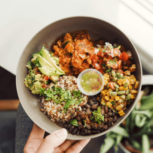 Vegane Bowl mit Quinoa, schwarzen Bohnen, Guacamole und Gemüse – hormonfreundliches, zyklusgerechtes Abendessen in der Lutealphase