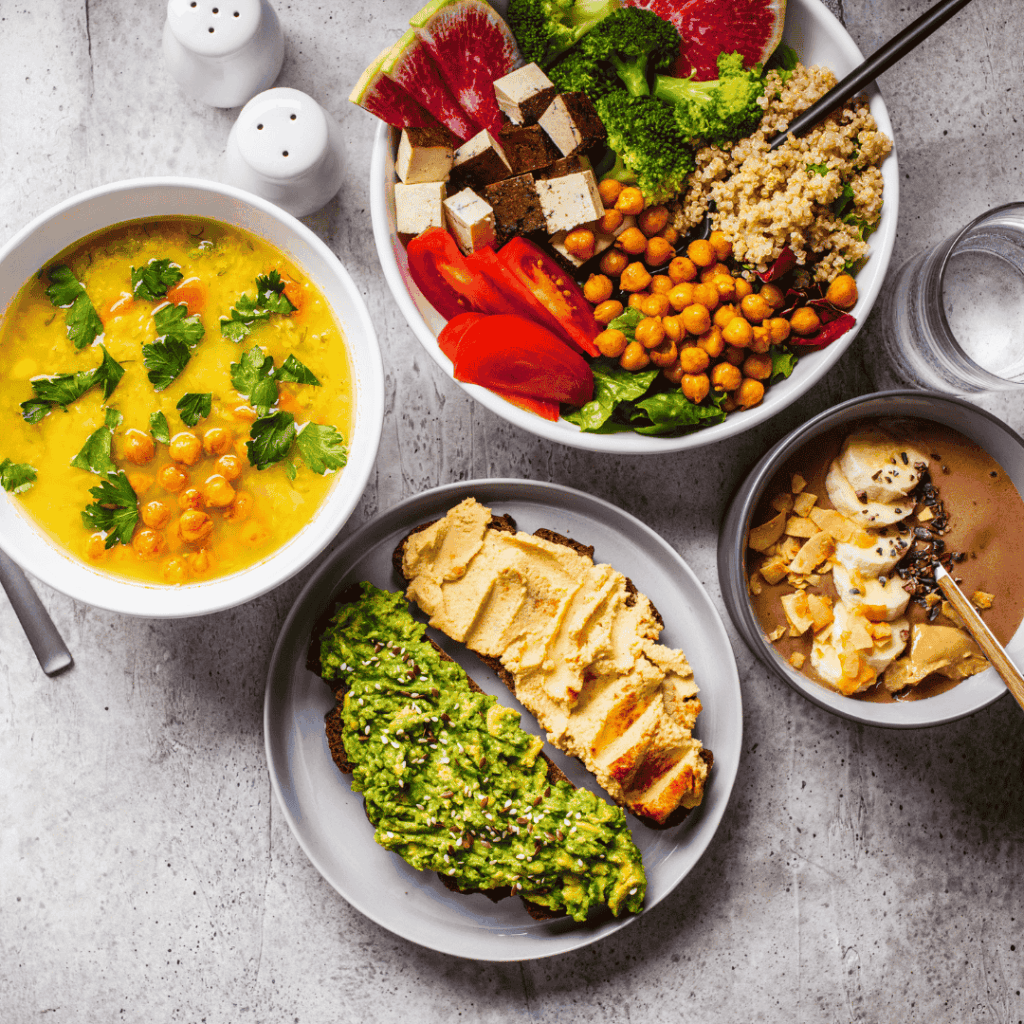 Vegane Ernährung während der Menstruation: bunte Hormon-Bowl mit Kichererbsen, Linsen-Dal, Avocado-Brot und pflanzlichem Joghurt – hormonfreundlich, anti-entzündlich und zuckerfrei.