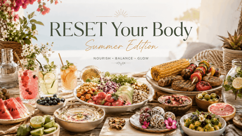 Vegane Sommergerichte mit bunter Bowl, Hummus, Energy Balls, frischen Getränken und veganem BBQ auf einem hellen mediterranen Tisch.